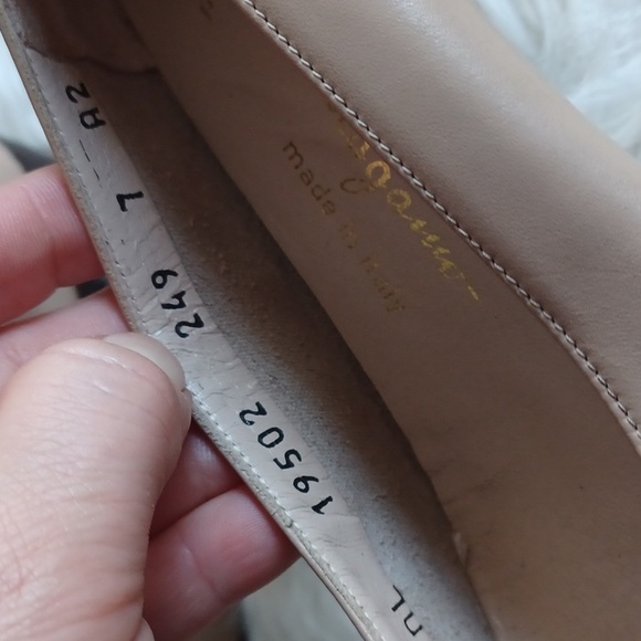 Vintage Salvatore Ferragamo Beige Leather Pumps - Picture 6 of 16